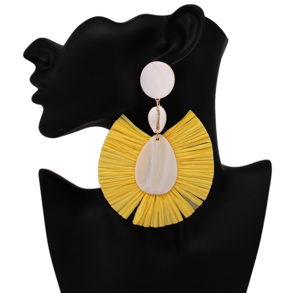 🎄5/$5 FRIDAY Mother of Pearl and Puka Raffia earrings NWT - Picture 2 of 5